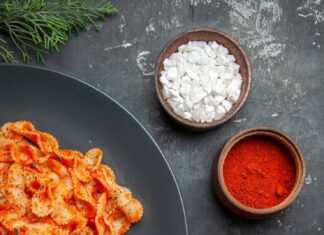 Макароны с луком и томатной пастой