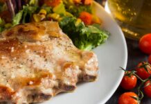 Куриное филе с помидорами и сыром в духовке