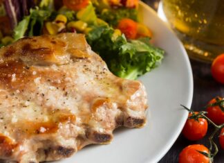 Куриное филе с помидорами и сыром в духовке