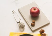 Шарлотка с яблоками: простой рецепт