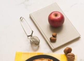 Шарлотка с яблоками: простой рецепт