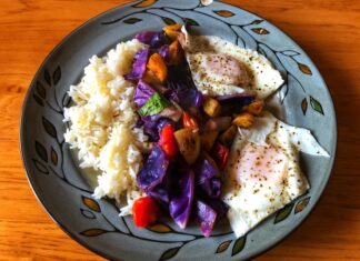 Рис с капустой и тушенкой