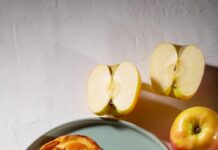 Розочка из слоеного теста с яблоками