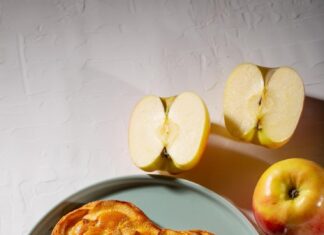 Розочка из слоеного теста с яблоками