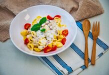 Паста с сыром фета и помидорами