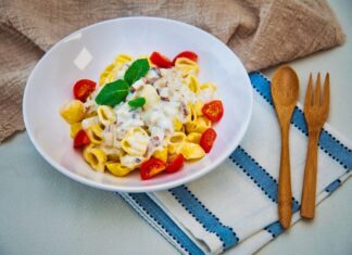 Паста с сыром фета и помидорами
