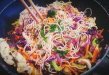 Салат из фунчозы с курицей и овощами