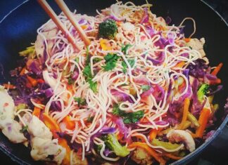 Салат из фунчозы с курицей и овощами