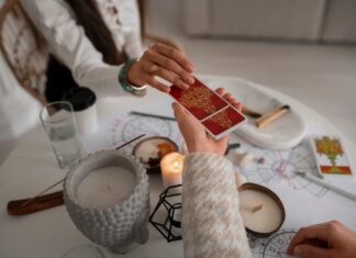 Гадание: Кто меня любит онлайн