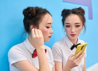 Как подписать подругу в контактах весело