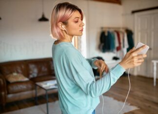 Как подключить наушники к наушникам