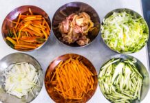 Салат из пекинской капусты, кукурузы и ветчины с сухариками