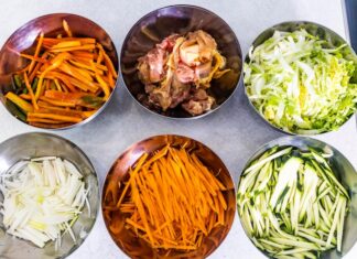 Салат из пекинской капусты, кукурузы и ветчины с сухариками