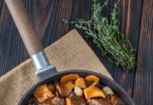 Тушеная печень с луком на сковороде