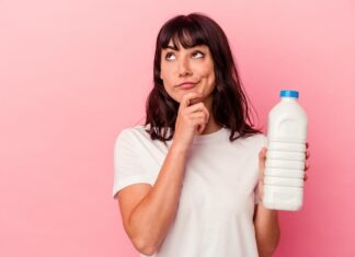 Молоко в бутылке во сне: толкование