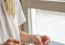 Салат с крабовыми палочками: простой рецепт