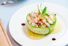 Салат с кальмарами и листьями салата