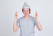 Сонник: Доставать серу из ушей во сне