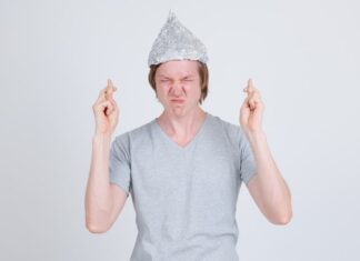 Сонник: Доставать серу из ушей во сне