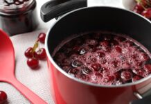 Простой рецепт клюквенного соуса к мясу