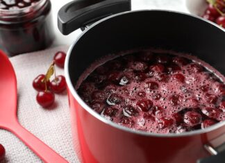 Простой рецепт клюквенного соуса к мясу