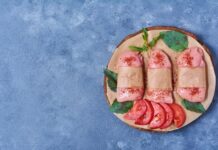 Мясные рулеты в беконе с начинкой