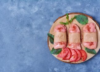 Мясные рулеты в беконе с начинкой