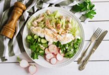 Яйцо и копченая курица в салате