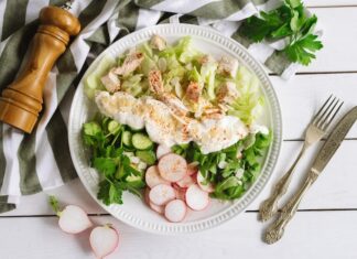 Яйцо и копченая курица в салате