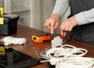 Прозваниваем плюс и минус мультиметром