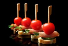 Канапе с черным хлебом на шпажках