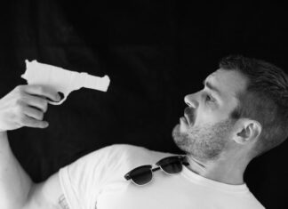 Толкование сна: Стрелять в человека из пистолета