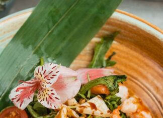 Салат с рукколой и креветками: рецепт