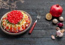 Гранатовый салат с курицей и браслетом