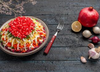 Гранатовый салат с курицей и браслетом