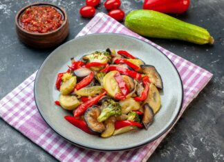 Хрустящий салат из баклажанов и помидоров