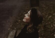 Снится умершая знакомая девушка: толкование сна