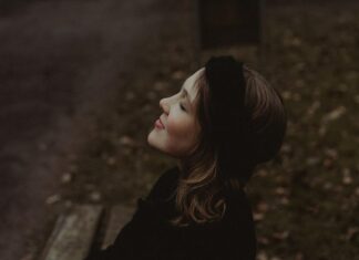 Снится умершая знакомая девушка: толкование сна