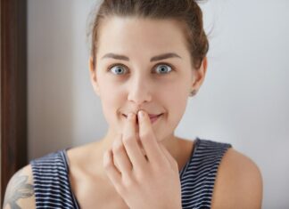 Причины и лечение прыща над губой