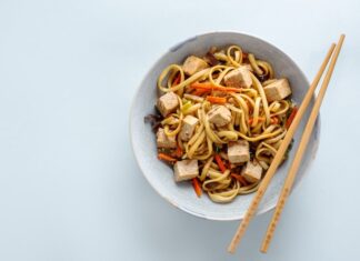 Фунчоза с курицей и овощами