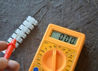 Проверка напряжения вольт мультиметром