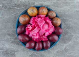 Маринованный чеснок со свеклой на зиму