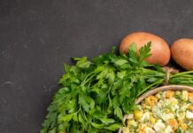 Летний салат с рисом, яйцом, кукурузой и огурцом