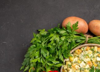 Летний салат с рисом, яйцом, кукурузой и огурцом