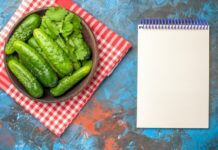 Малосольные огурцы с чесноком в пакете