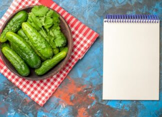 Малосольные огурцы с чесноком в пакете