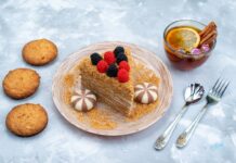 Торт без выпечки: сметана, печенье и желатин