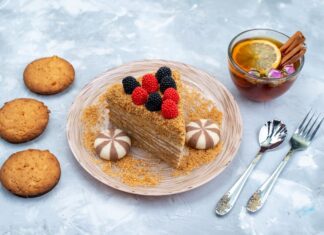 Торт без выпечки: сметана, печенье и желатин