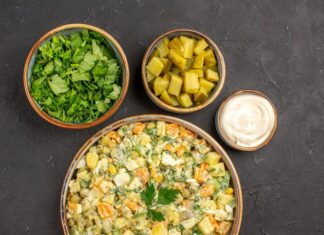 Крабовые палочки с огурцом и кукурузой: простой и вкусный салат