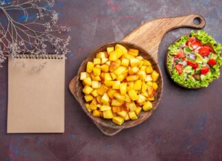 Салат с сухариками, колбасой и кукурузой